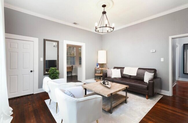 1002 W Mulberry Ave, Unit 3 in San Antonio, TX - Foto de edificio - Building Photo