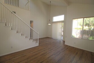253 Pacos St in Ventura, CA - Foto de edificio - Building Photo