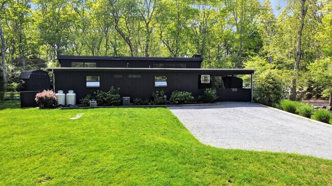 274 Little Fresh Pond Rd in Southampton, NY - Building Photo - Building Photo