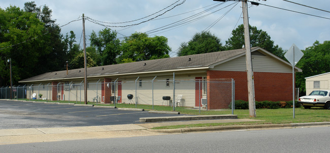 118-130 Eastwood Ave in Fayetteville, NC - Foto de edificio - Building Photo