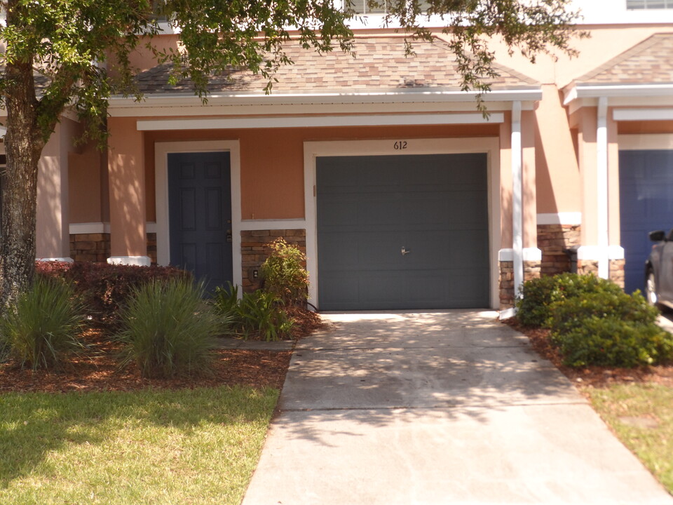 612 Crystal Way in Orange Park, FL - Foto de edificio