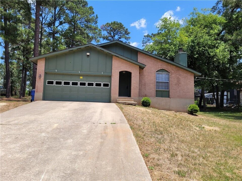 171 Tahitian Dr in Bastrop, TX - Building Photo