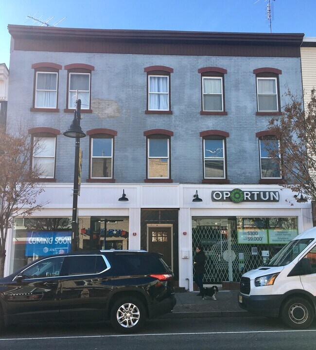 147 Ferry St, Unit 2R in Newark, NJ - Building Photo - Building Photo