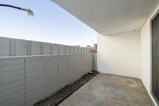 Bay Apartments in San Diego, CA - Building Photo - Building Photo