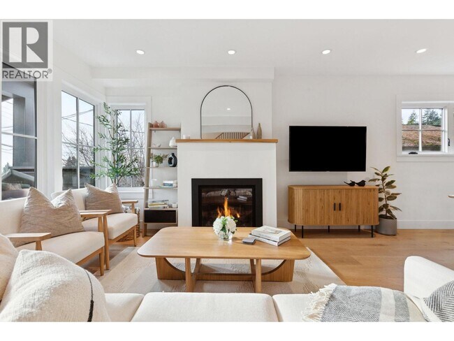 230 28th St E in North Vancouver, BC - Building Photo - Building Photo