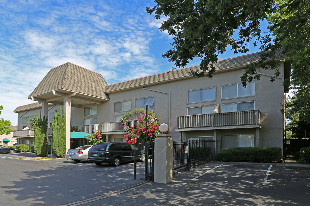 Pavilion Townhomes in Sacramento, CA - Building Photo