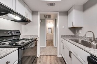 London Square Apartments in Dallas, TX - Building Photo - Building Photo
