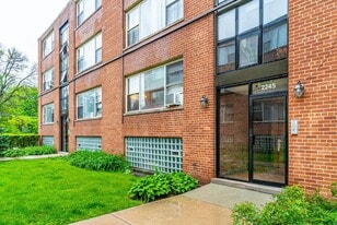 2245 W Farwell Ave, Unit 1A in Chicago, IL - Building Photo