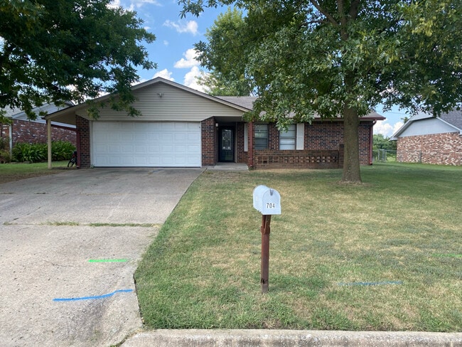 704 Fairfax Dr