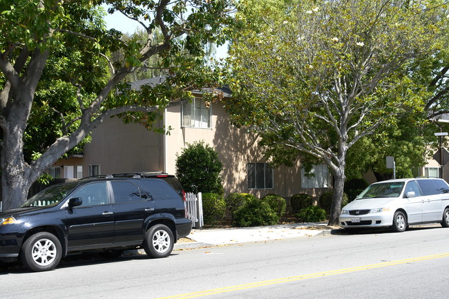 670 Oak Grove Ave in Menlo Park, CA - Building Photo - Building Photo