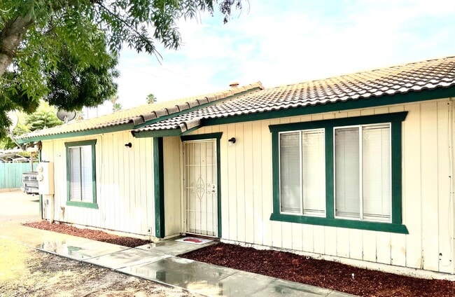 363 Florinda St in Hanford, CA - Foto de edificio - Building Photo