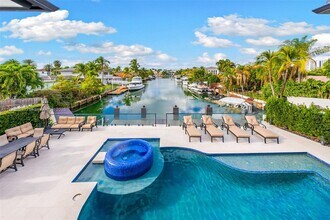 3251 NE 164th St in North Miami Beach, FL - Foto de edificio - Building Photo