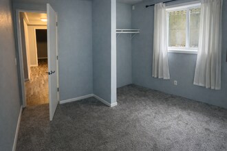 2327 Lexington Ave, Unit daylit basement unit in Everett, WA - Foto de edificio - Building Photo