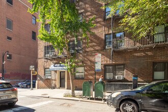 210 E 38th St in New York, NY - Foto de edificio - Building Photo