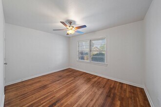 2620 Engle Ave in Dallas, TX - Building Photo - Building Photo