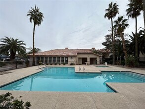 6500 W Lake Mead Blvd in Las Vegas, NV - Foto de edificio - Building Photo