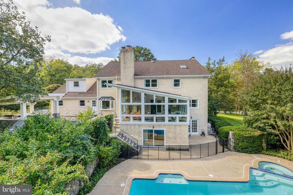 1107 Savile Ln in McLean, VA - Building Photo