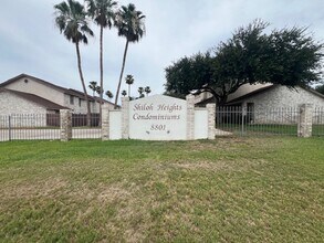 8801 McPherson Rd in Laredo, TX - Foto de edificio - Building Photo
