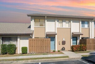 2230 Golf Isle Dr in Melbourne, FL - Building Photo