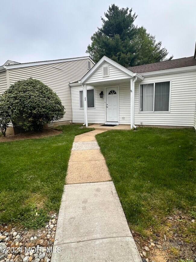 88 Greenwood Dr in Freehold, NJ - Building Photo - Building Photo