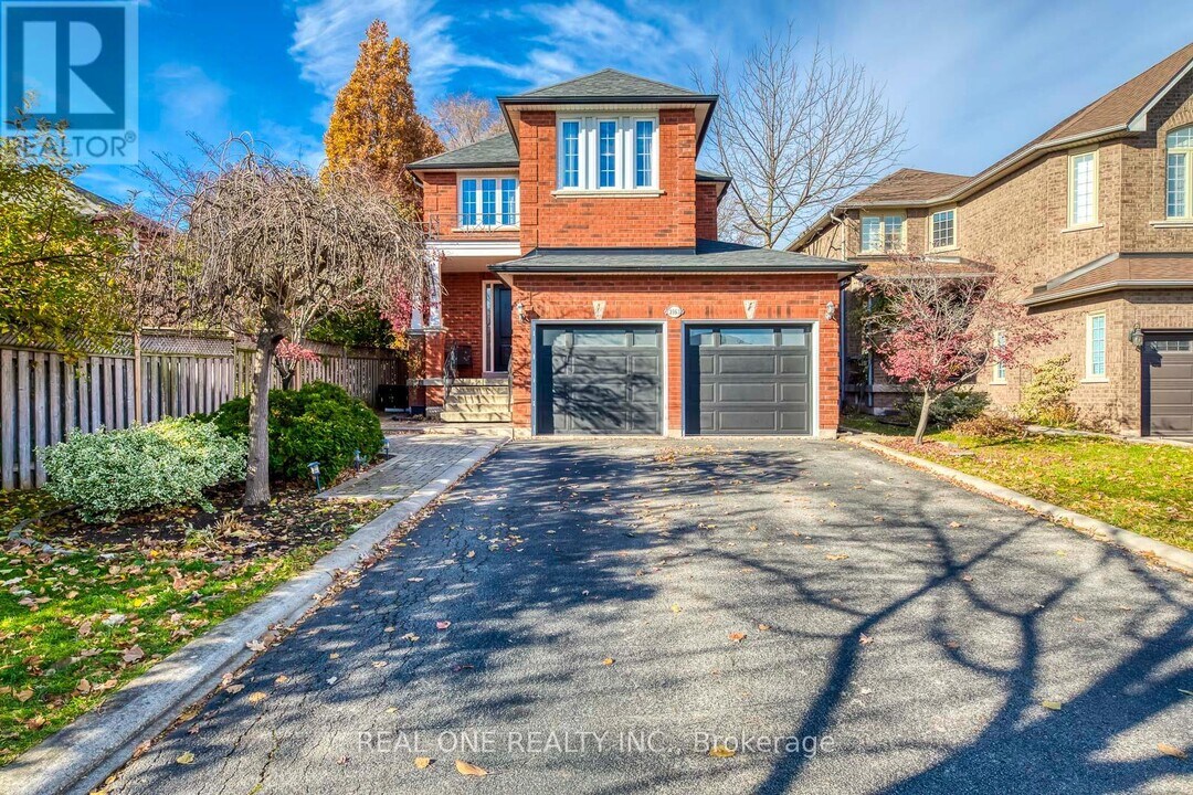 2163 Westmount Dr in Oakville, ON - Building Photo