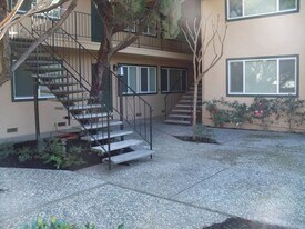 2401 Vera Cruz Dr in Modesto, CA - Building Photo