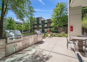 940 W Harrison St, Unit 2109 in Chicago, IL - Foto de edificio - Building Photo