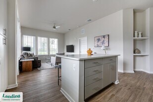 4902 Cosmos Cir, Unit 102 in Wimauma, FL - Building Photo