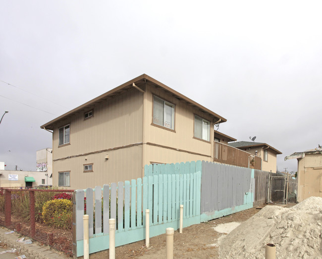 1435 Bellehaven St in Salinas, CA - Foto de edificio - Building Photo