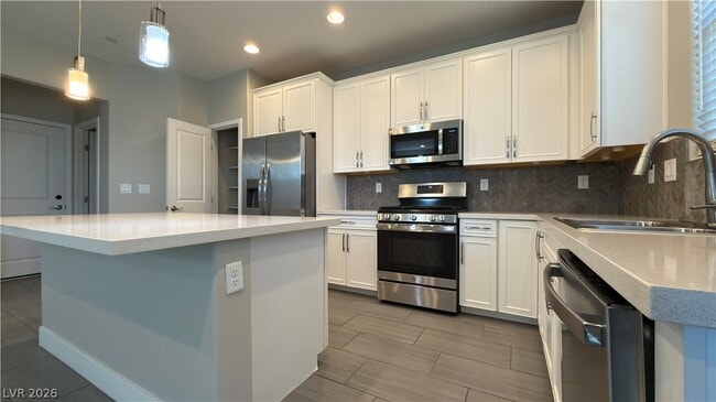 335 Cadence Vista Dr in Henderson, NV - Building Photo - Building Photo