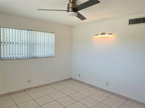 8000 Fairview Dr in Tamarac, FL - Building Photo - Building Photo