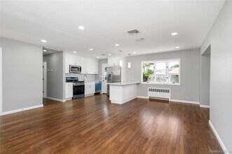 258 Gilling Rd in Seaford, NY - Foto de edificio - Building Photo