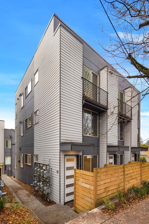 9251 35th Ave SW in Seattle, WA - Building Photo