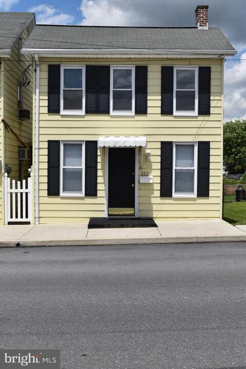 122 E Madison St in Greencastle, PA - Building Photo