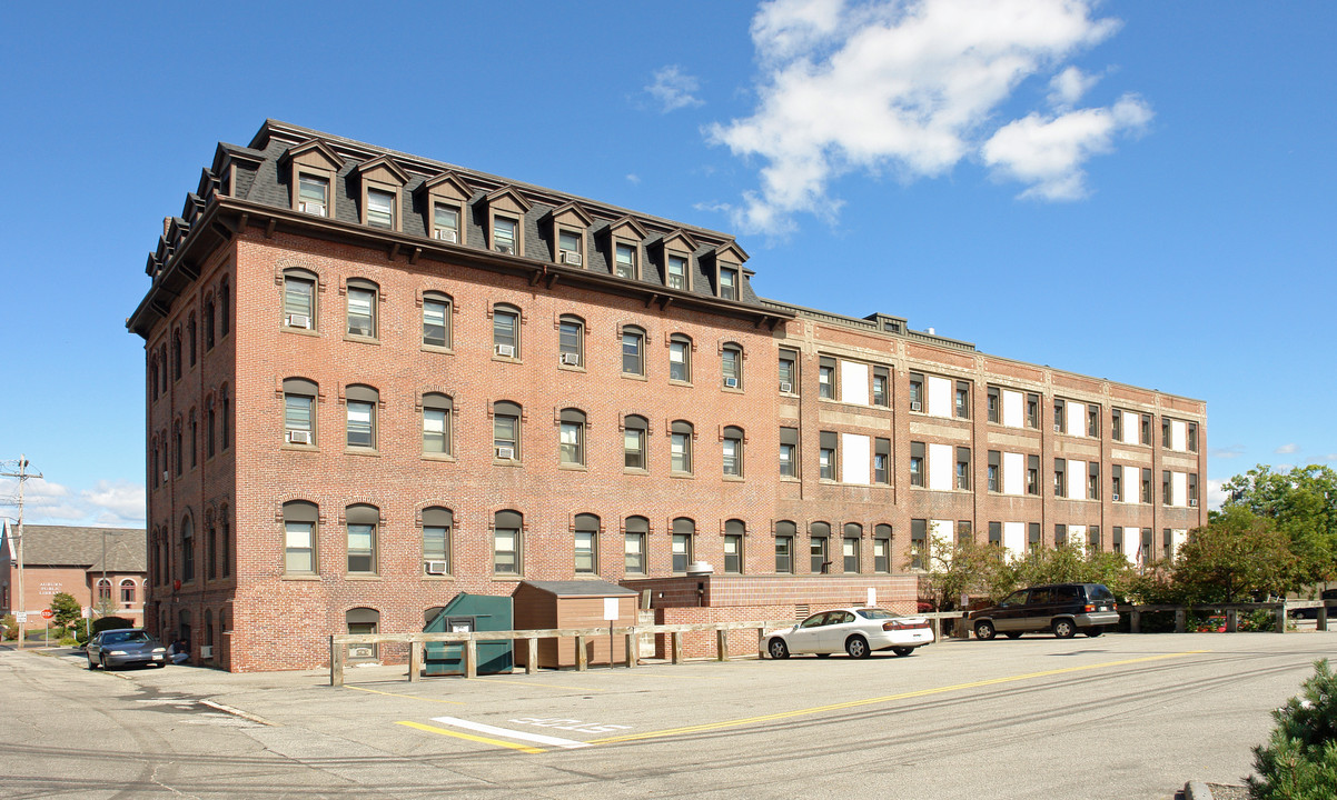 Heritage Court in Auburn, ME - Foto de edificio