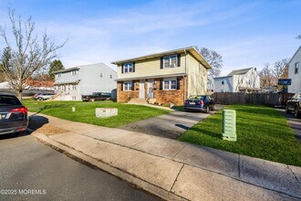 144 New Cedar Ln in Hamilton Township, NJ - Foto de edificio - Building Photo