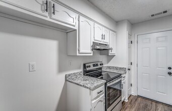 1242 Grange Way Dr in Cordova, TN - Building Photo - Building Photo