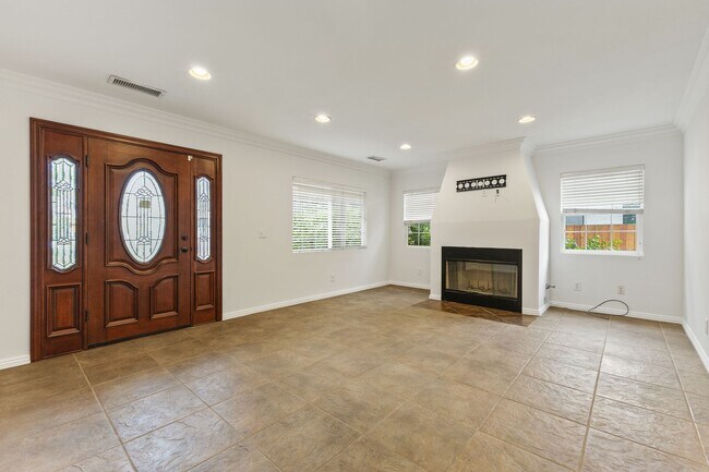 572 W Montana St in Pasadena, CA - Building Photo - Building Photo