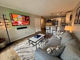 34 Schoolhouse Dr, Unit 203 in West Hartford, CT - Building Photo