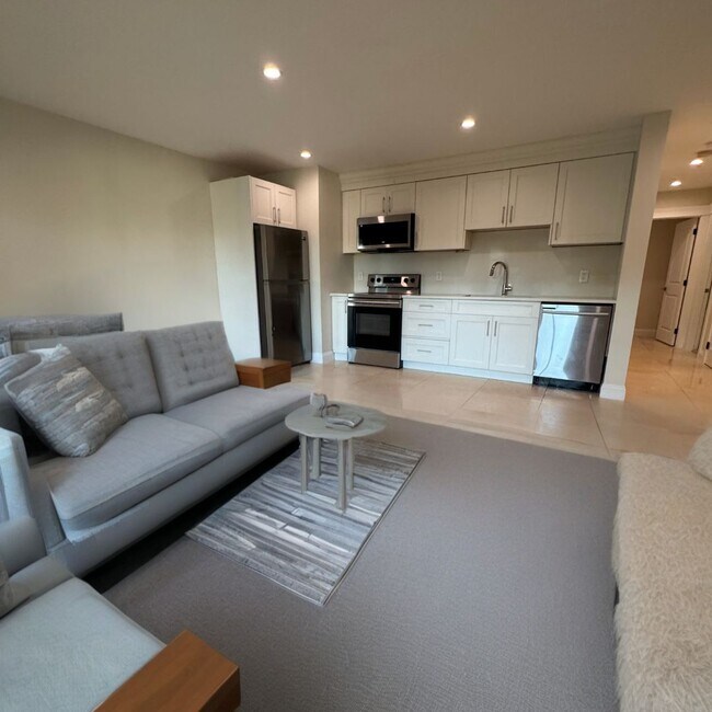 698 Westhyde Pl in North Vancouver, BC - Building Photo - Building Photo