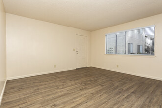 Cedar Apartments in Clovis, CA - Foto de edificio - Interior Photo