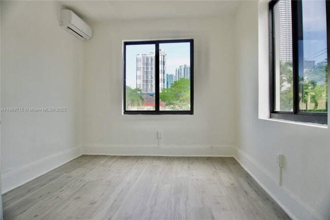 337 SW 5th Ave in Miami, FL - Building Photo - Building Photo