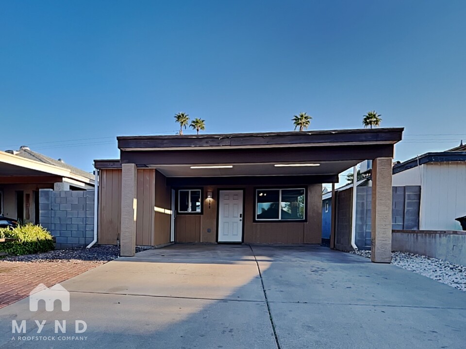 548 E Royal Palms Dr in Mesa, AZ - Building Photo