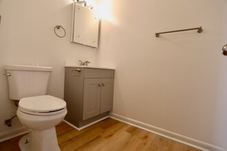 365 W Illinois Ave in Southern Pines, NC - Foto de edificio - Building Photo