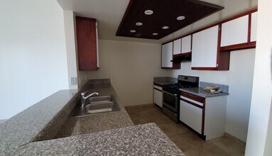 945 N Serrano Ave in Los Angeles, CA - Foto de edificio - Building Photo