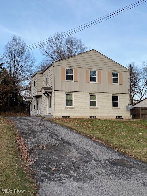 56 Willow Dr in Youngstown, OH - Building Photo