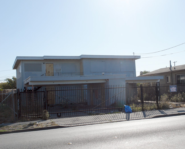 680 Harbour Way in Richmond, CA - Foto de edificio - Building Photo