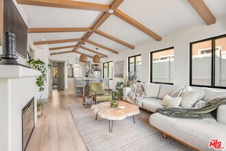 1033 Havenhurst Dr in West Hollywood, CA - Building Photo - Building Photo