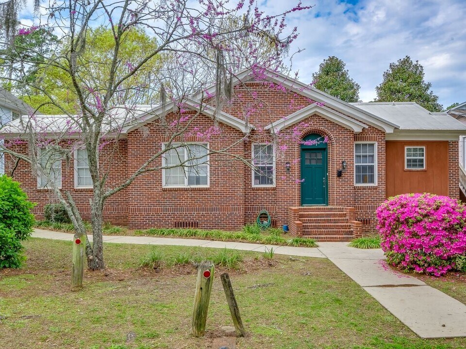 220 Rivoli Rd in Tallahassee, FL - Foto de edificio