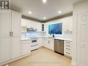 2116 Mountainside Dr in Burlington, ON - Building Photo - Building Photo